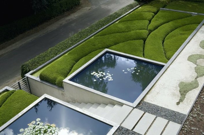 dos cuadrados de estanques, césped inglés en formas, escaleras blancas - patio delantero moderno