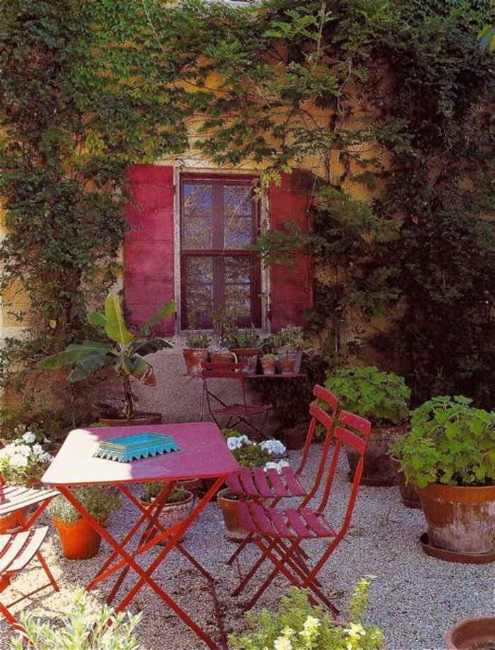 puutarhanhoito-sora-pieni-pöytä - ikkuna punaisella