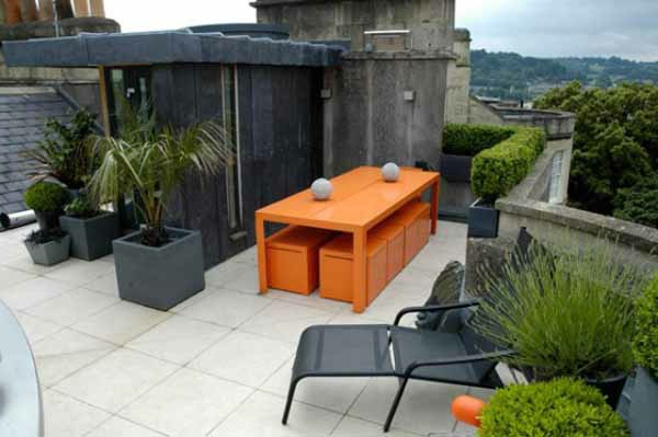 تصميم شرفة مع طاولة لهجة برتقالية لطيفة