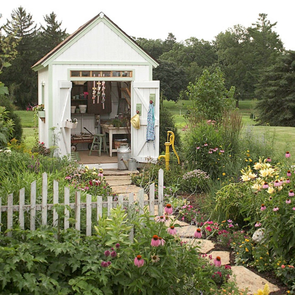 градинска къща-идеи-за-гъвкави-приложения-навеси - ограда в градината