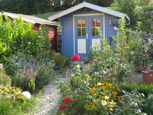 градина къща-шведски-много-цветя - красив покрив