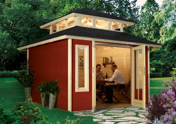 casa de jardín-self-build-red-color - dos hombres