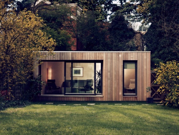 градина дървена къща модерен дизайн - зелени растения