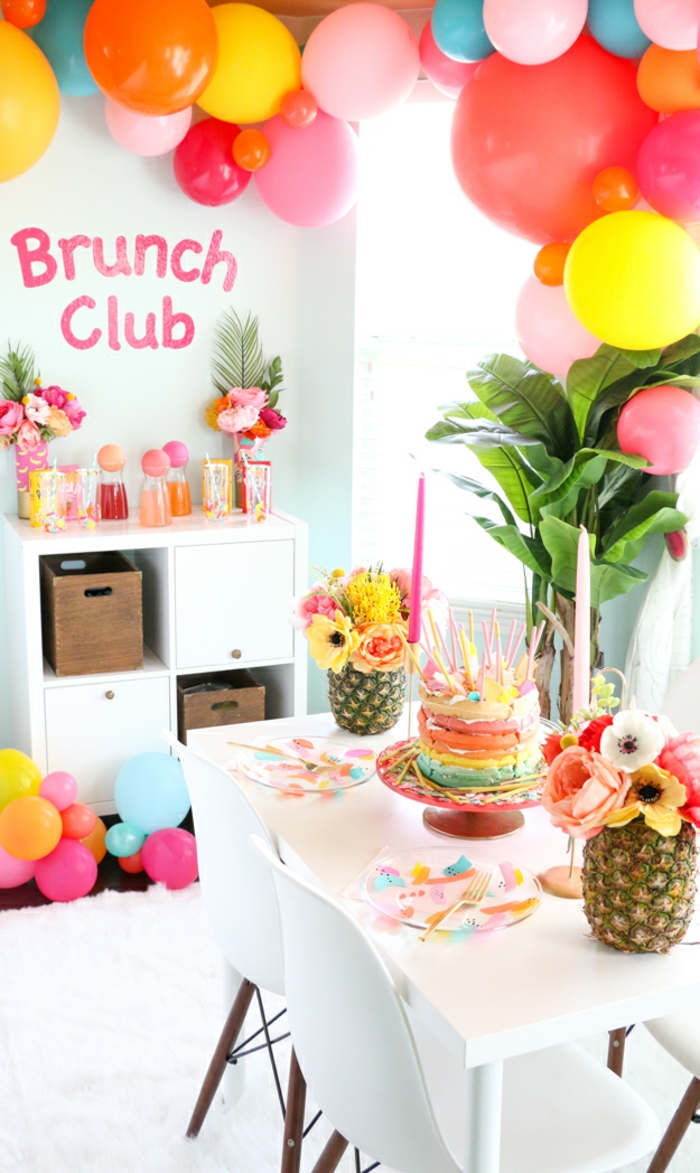 Kaunis juhlava tunnelma, värikäs syntymäpäiväkakku, ananas maljakoina, paljon ilmapalloa