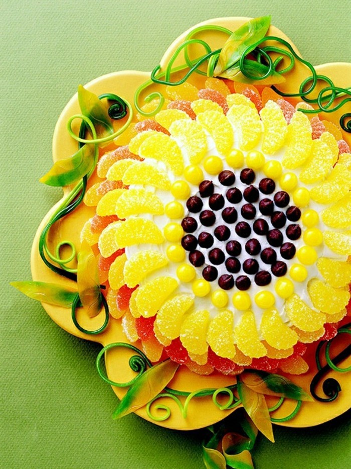 cumpleaños de la torta del papel pintado de color amarillo-crema-foto tomada de arriba