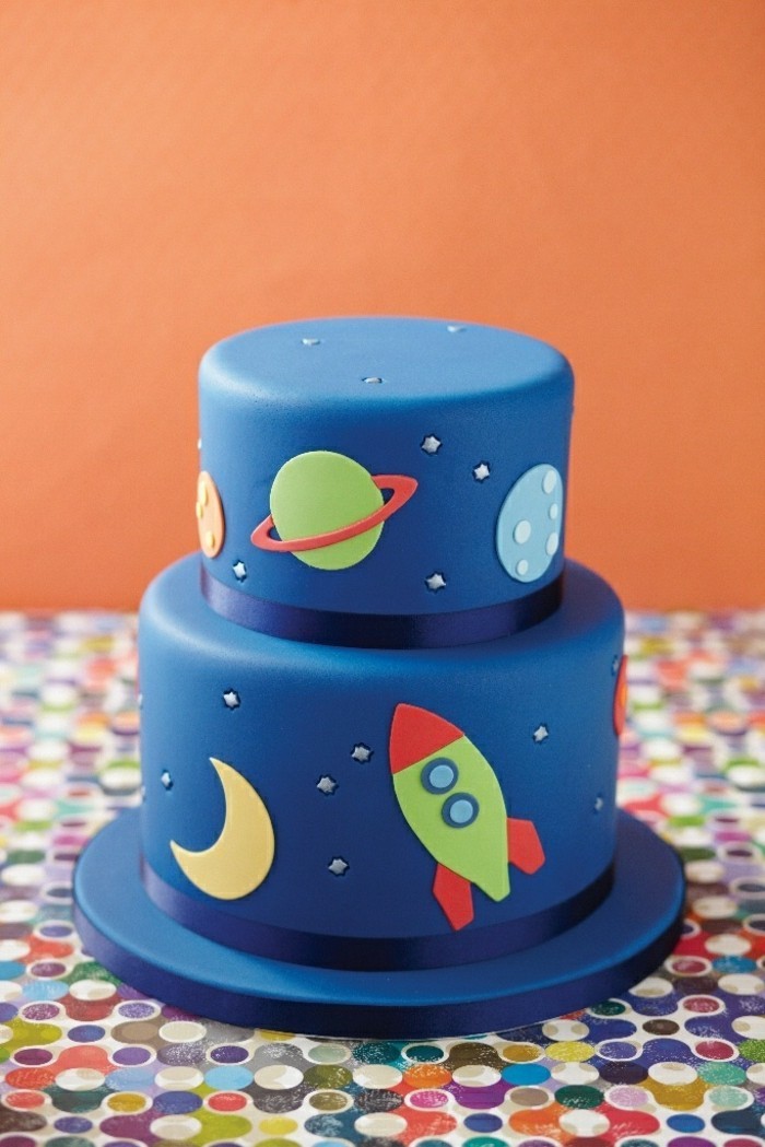 pisos de torta de cumpleaños para el azul-niño-pie-a-dos