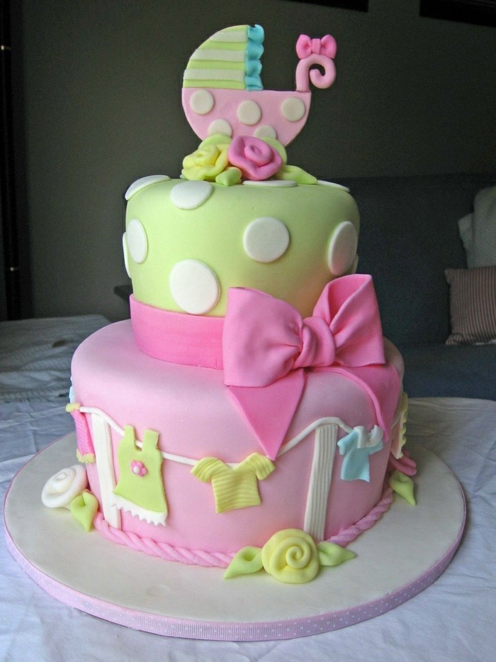 torta de cumpleaños por tipo de rosados ​​en lazo-pie-a-varios pisos