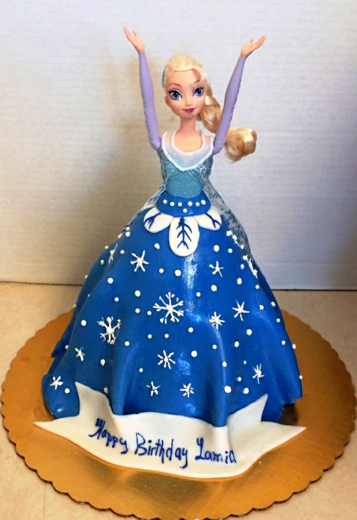 torta de cumpleaños por tipo hermosa muñeca con azul-vestido-