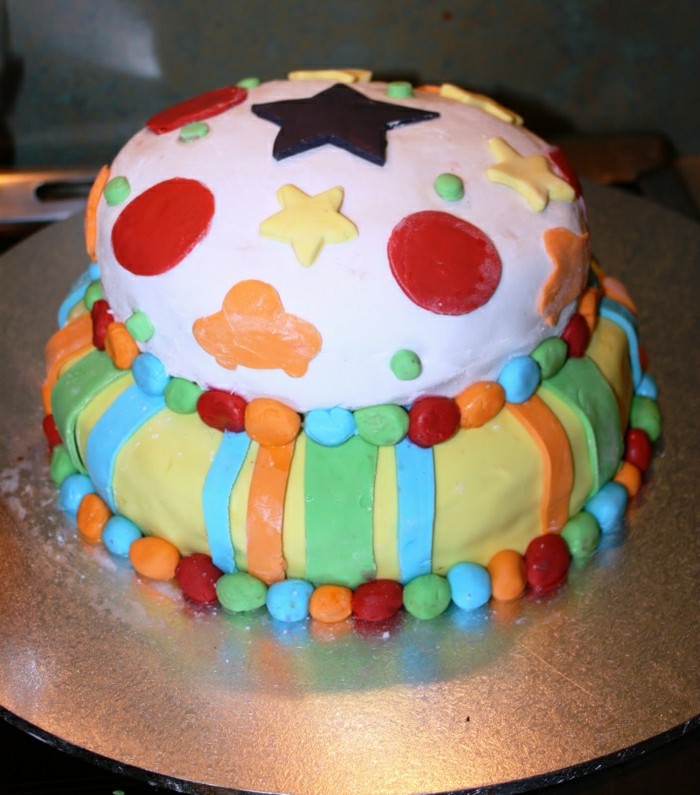 pastel de cumpleaños-para-niños-poco-modelo-pie-con-una-estrella