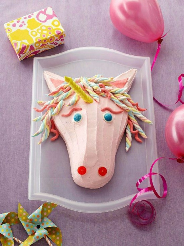 pastel de cumpleaños-para-niños-caballo-cabeza-Steam-composición super-foto tomada de arriba