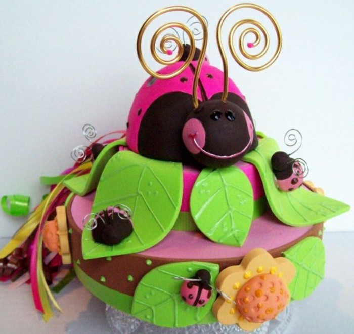עוגת יום הולדת-מתכון-עבור-ילדים-מעניין-פאי-ב-בהיר בצבע
