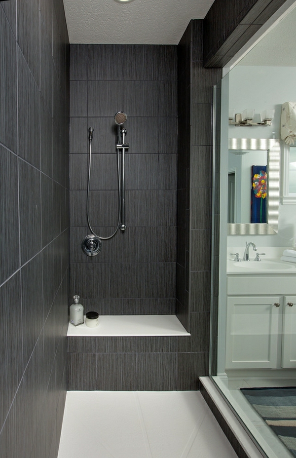瓷砖淋浴在黑暗的浴室 - 现代设计