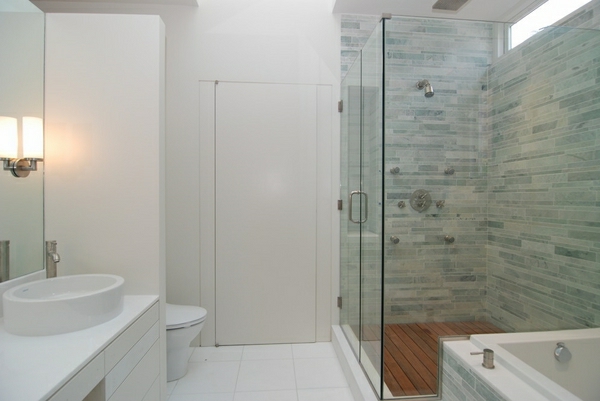 瓷砖淋浴中光浴室 - 白色墙面设计