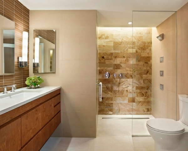 瓷砖淋浴在有趣的浴室 - 木橱柜