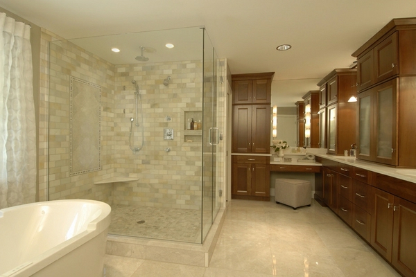 瓷砖淋浴在现代米色浴室 - 旁边的白色浴缸