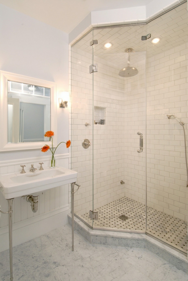 csempézett zuhany-in-modern-és világos csempézett zuhany