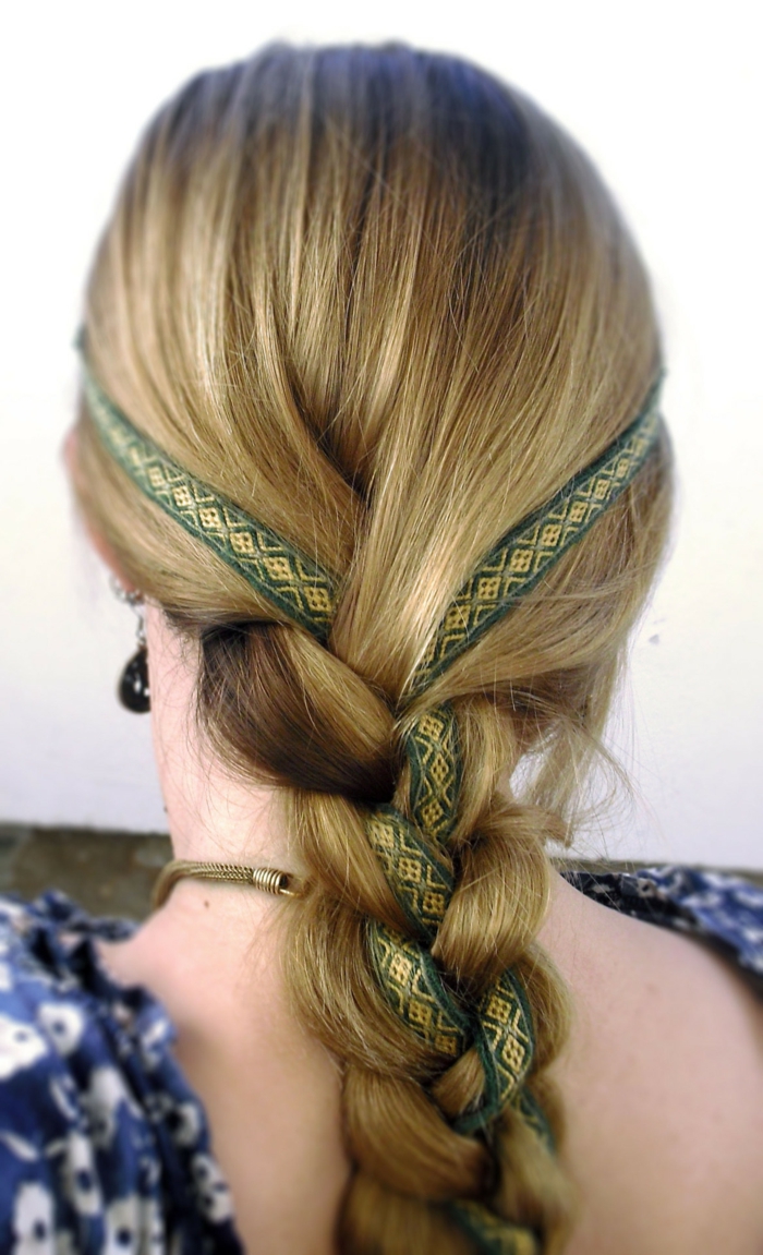 cheveux blonds un ruban tressé avec des coiffures de motifs médiévaux