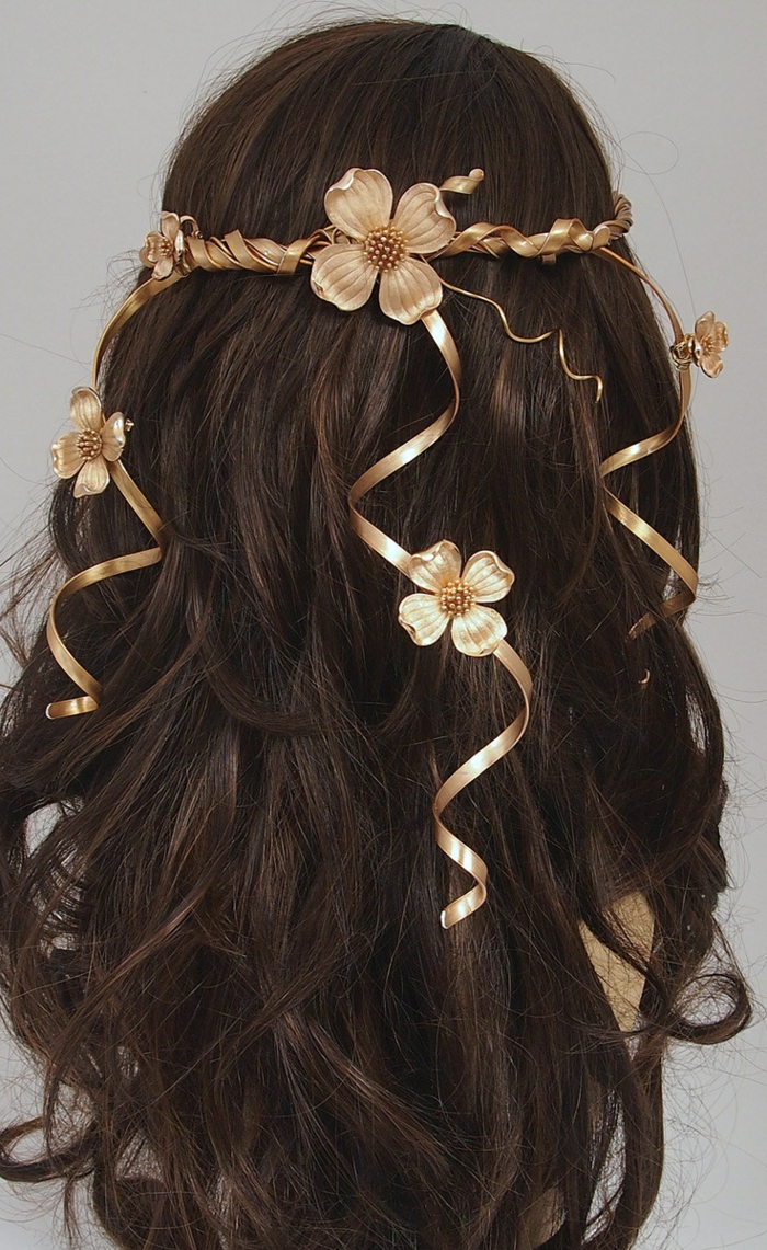 ίσια καστανά μαλλιά με αξεσουάρ μαλλιών DIY με λουλούδια μεσαιωνικά χτενίσματα