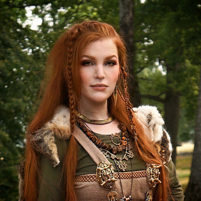 πλευρικά πλεκτά μαλλιά με κόκκινα μαλλιά κοστούμι από τον Μεσαίωνα, αντίστοιχα μπιχλιμπίδια