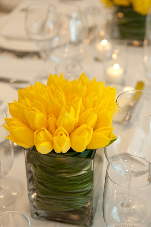 amarillo - decoración de la tabla con los tulipanes