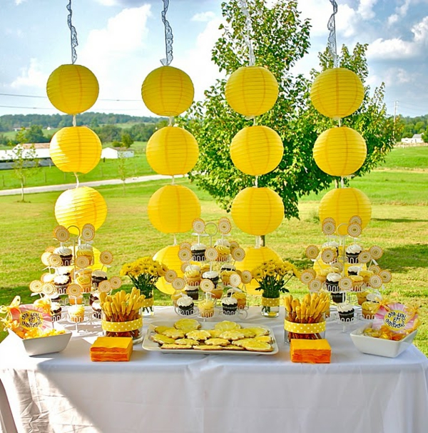 decoración de fiesta al aire libre - bolas amarillas, angeorndnet vertical