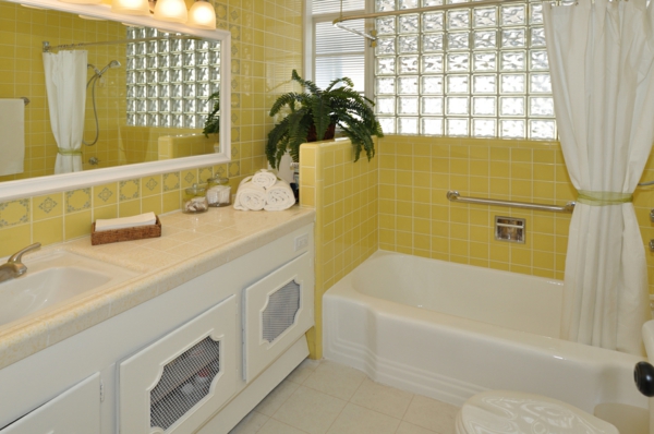 yellow-sävyt kylpyhuoneen