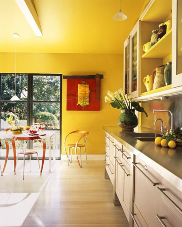 黄厨房墙的颜色和 - 玻璃 - 壁
