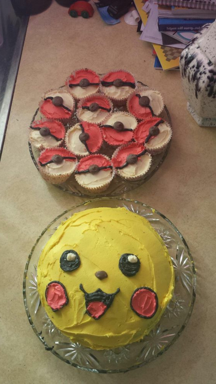 pastel de pokemon rojo, pokebolas rojas, una gran torta de pokemon amarilla, un pikachu de esencia pokemon amarilla con repostería roja