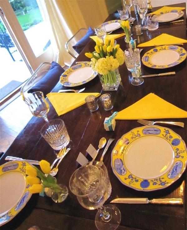 קישוט שולחן עם צבעונים צהובים ומפיות צהובות