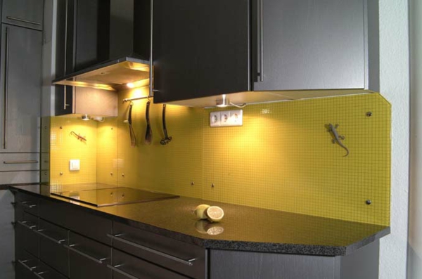 Πίνακες με κίτρινο τοίχο-για-κουζίνα-μαύρο-ντουλάπια