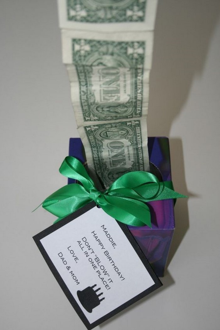 货币礼物的婚礼礼金上带有一个绿色的胶带