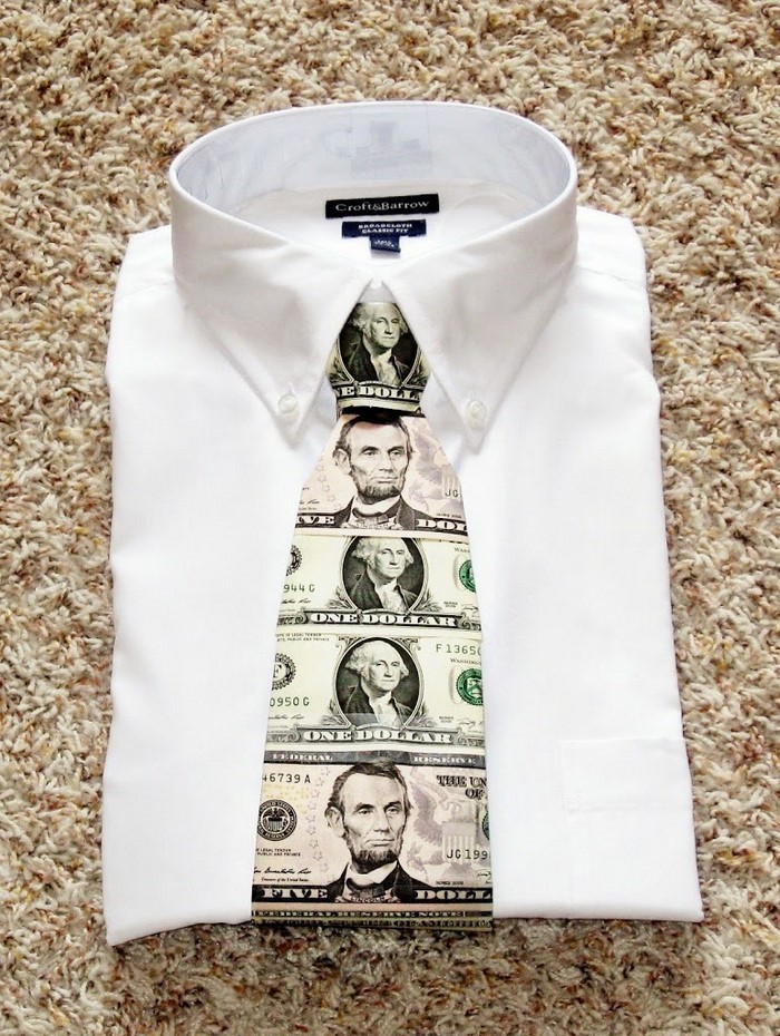 货币礼物的婚礼的钱搭配上一个恤