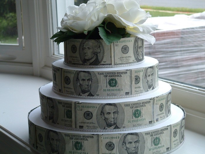 货币礼物的婚礼蛋糕的钱作为结婚礼物