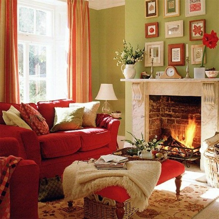 कमरे में रहने वाले चिमनी लाल सोफे में आरामदायक वातावरण-