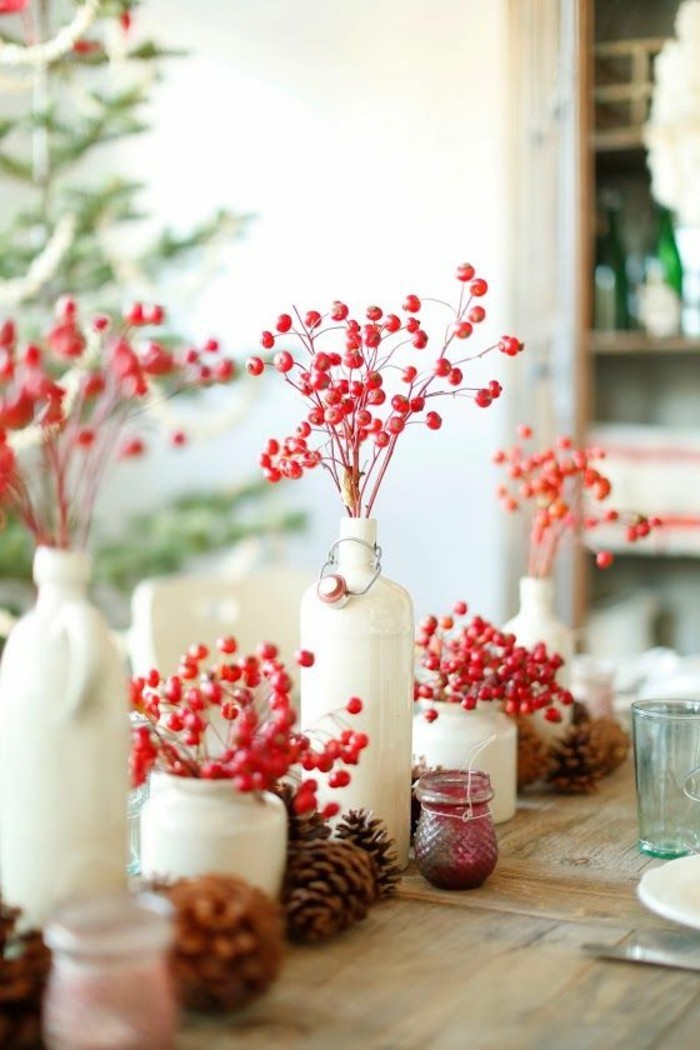 udoban stol ukras sa kukova i crvenim cvjetovima
