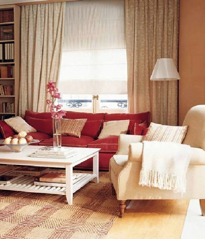 आरामदायक कमरे में रहने वाले सेटअप हल्के रंग पुरानी कालीन लाल सोफे