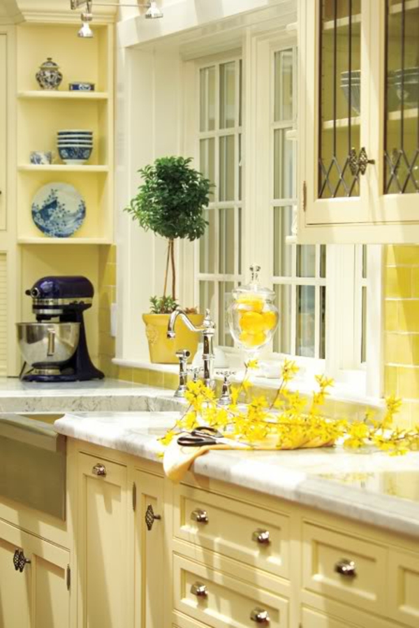 舒适的厨房，在黄色色