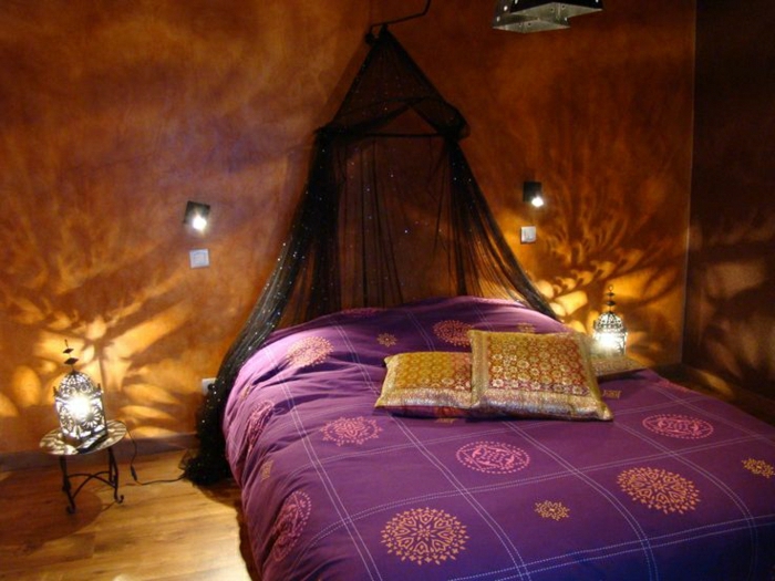 ropa de cama acogedora-boho-chic dormitorio indias motivos-púrpura y cojines de oro linterna dosel negro