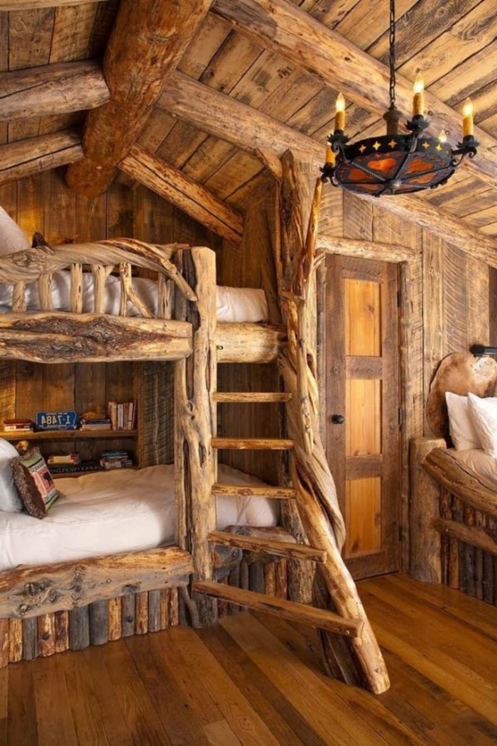 hangulatos hálószoba tetőtér-rusztikus csillár kovácsoltvas fa belső-country stílusban