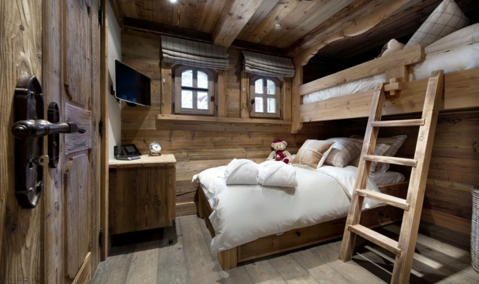 舒适的卧室木制阁楼床小窗口的乡村风格