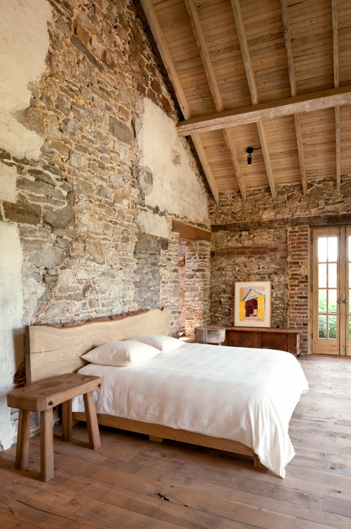 chambre confortable mobilier rustique murs en pierre de brique
