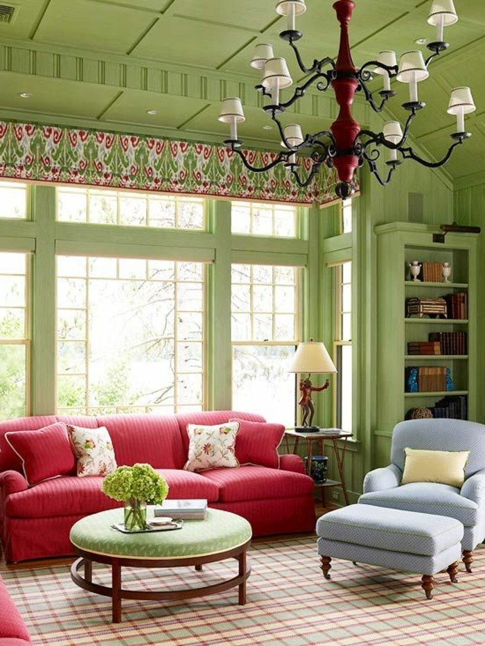 आरामदायक कमरे में रहने वाले इंटीरियर-हरे-दीवारों से छत नीले कुर्सी लाल काउच रंग लहजे