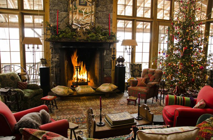 舒适的客厅，室内美丽的圣诞装饰