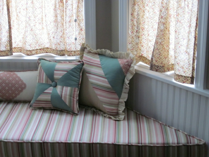 canapé chambre confortable oreiller confortable-doux rideaux-pour-petite fenêtre de style champêtre-Coquette