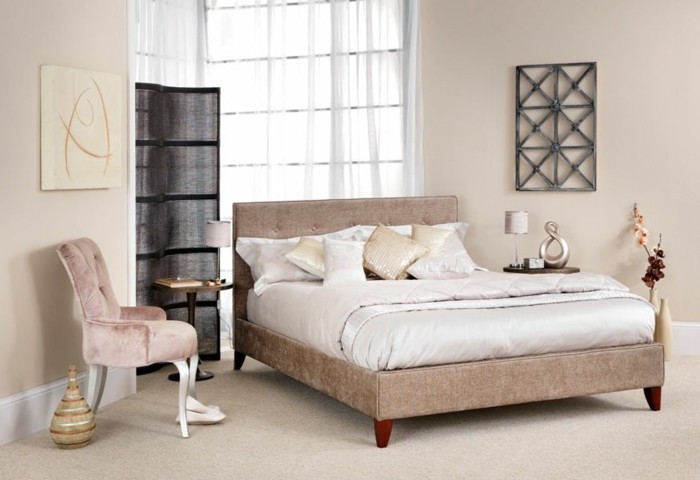 舒适-AMBIENTE最伟大的卧室上带有一个软垫床用，床箱