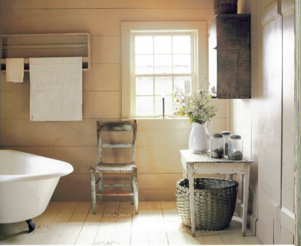 舒适的乡村风格浴室 - 木制椅子和白色浴缸