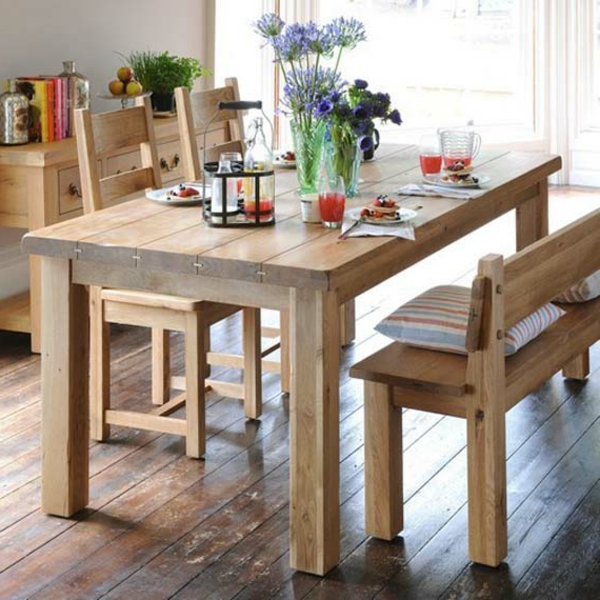 舒适的餐厅，桌上摆放着漂亮的木制长凳
