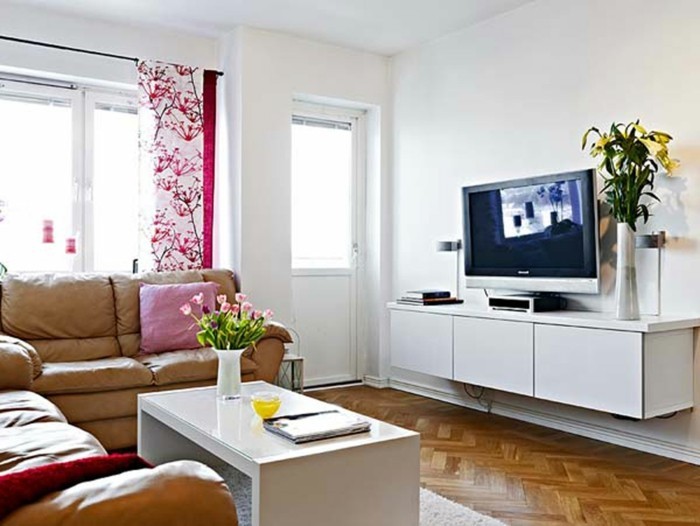 舒适的客厅设计窗帘花卉图案白色家具皮沙发