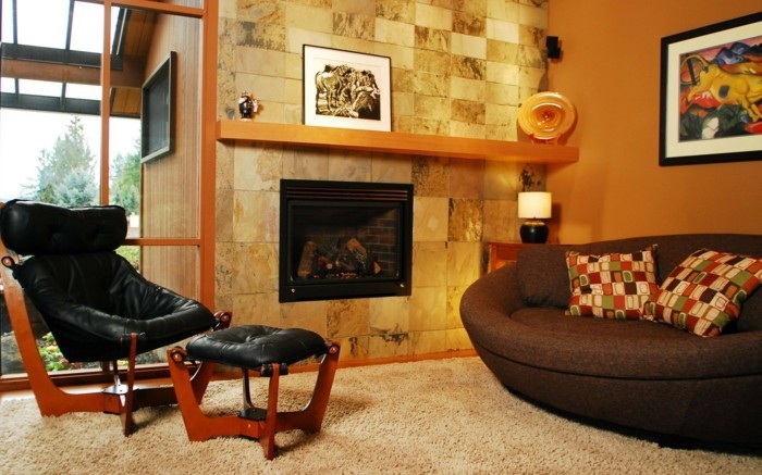 舒适，客厅，设计，皮革扶手椅，沙发，深色的颜色壁炉开石包层格子靠垫