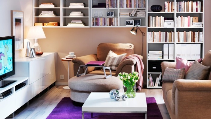 舒适的生活保障化妆书架紫色的地毯，茶几和白色